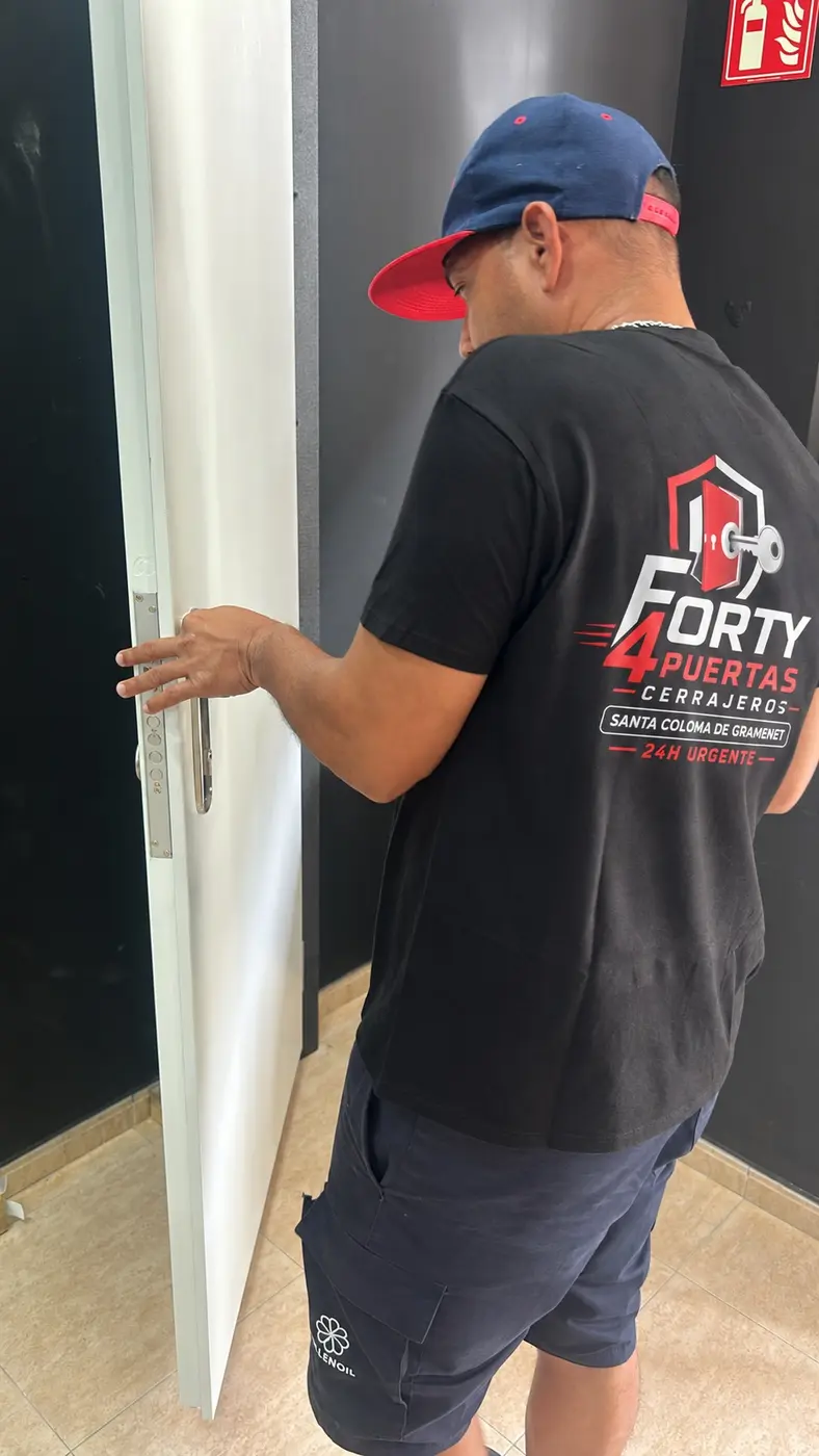 Cerrajero revisando una cerradura de puerta en Santa Coloma de Gramenet