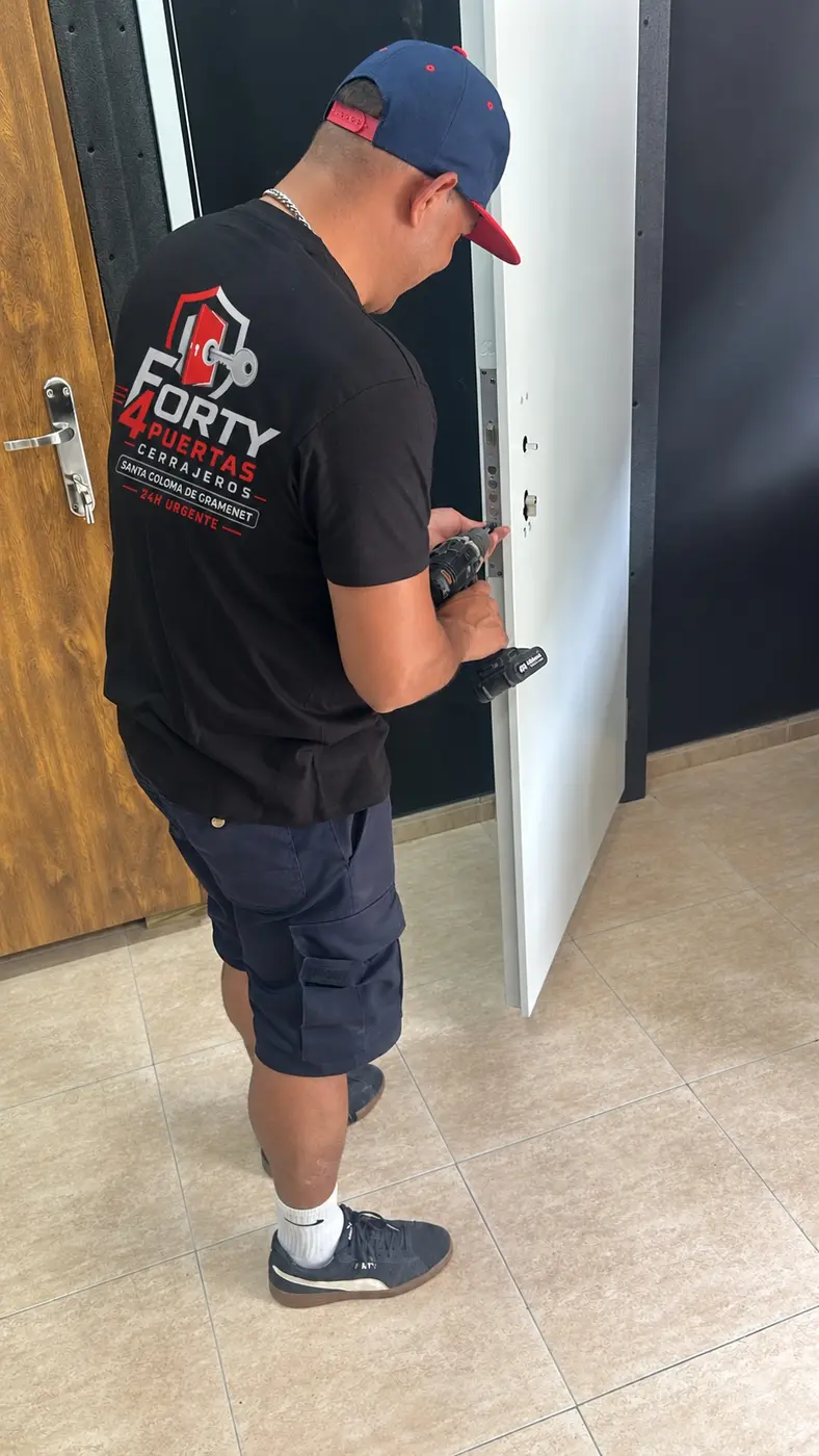 Reparación de cerradura con herramientas de cerrajería
